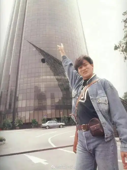 刘德华在欧洲旅游时拍的照片,镜头中他五官精致,穿着一身牛仔外套显得