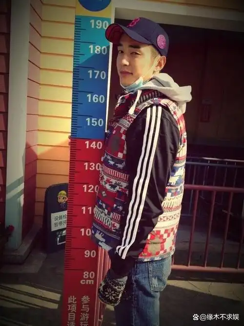 189cm金世佳现实中长啥样?看到生图,懂了《猎罪图鉴》的身高差|胡一菲