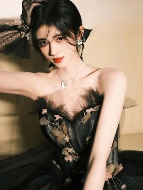 皇冠配黑色露肩礼服,这次鞠婧祎的万圣节造型,简直美出圈!