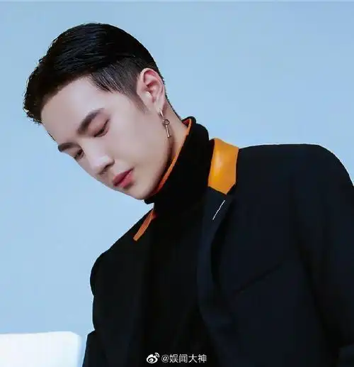 寸头也超帅的男星#王一博寸头,帅气中多了一丝野性,透露出一种霸档哪