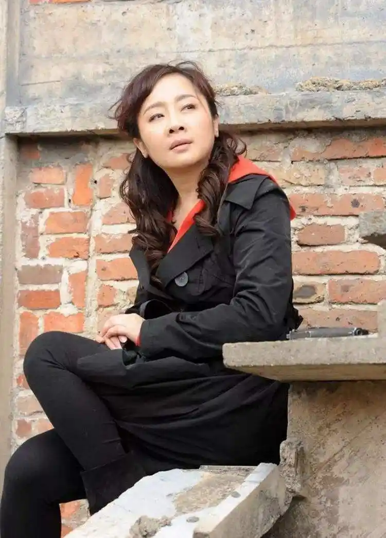 原创为捧红丈夫退居幕后他却转身娶小7岁影后今51岁唐静孤身一人