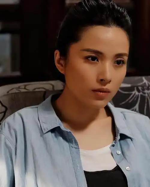 靳东妻子海南度假:李佳46岁白发抢眼,美丽新高度