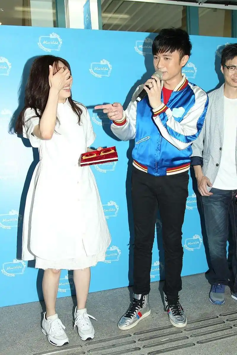 近日,徐璐与绯闻男友吴崇轩同游日本,身穿情侣装,恩爱有加,引发热议.