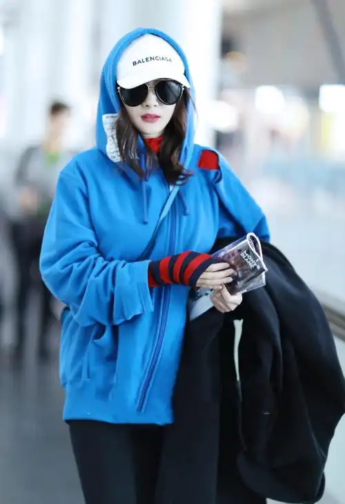 杨幂把"大一号卫衣"带火了,这么穿时髦又新潮,明星都跟风!