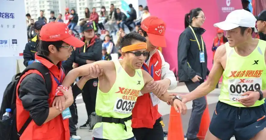 马拉松比赛中"跑崩了"是什么意思呢?