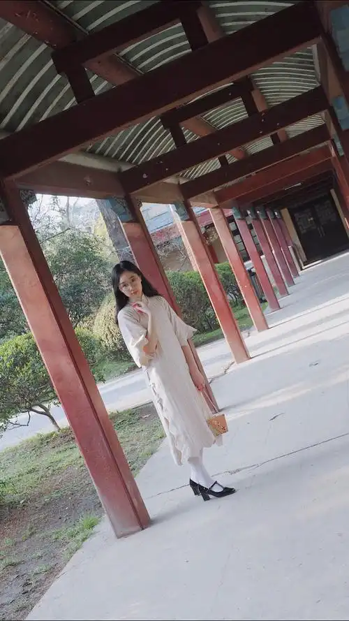 看起来一米四的20s女大学生