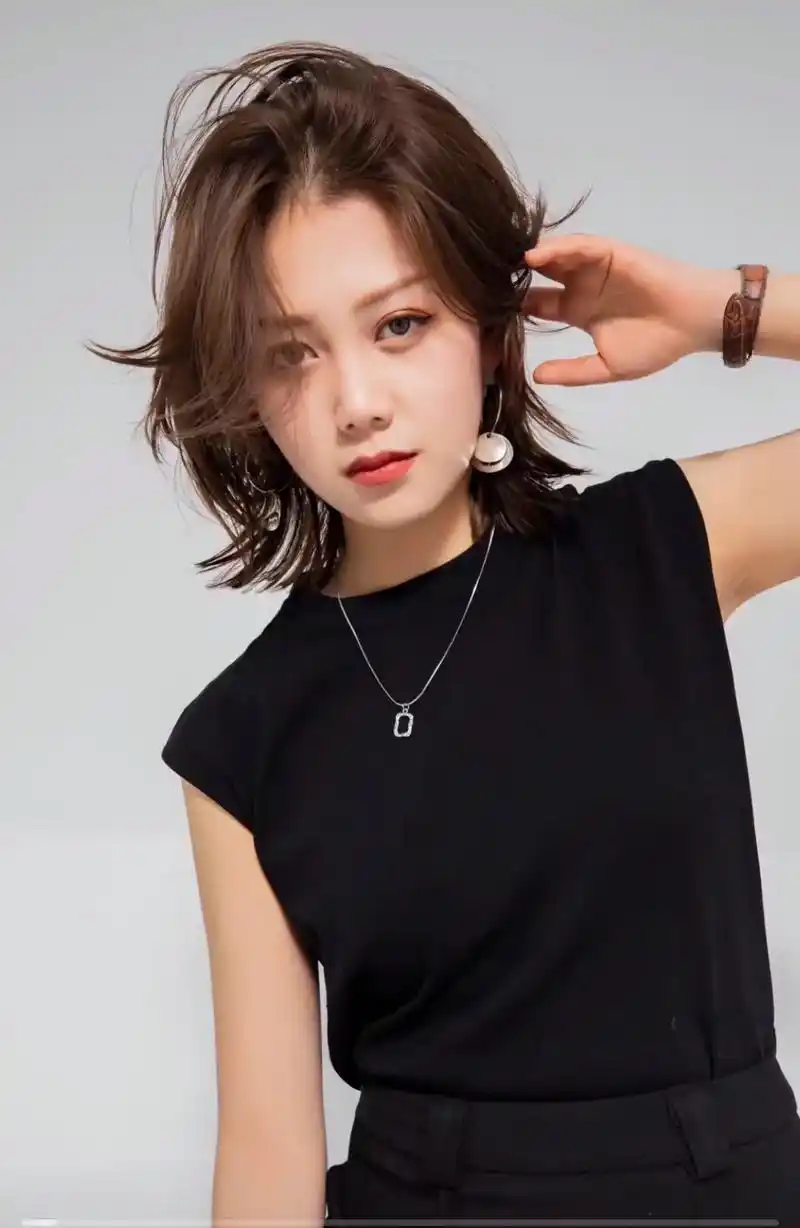 今日发型搭配推荐.超飒的中短发是秋天必备的发型!