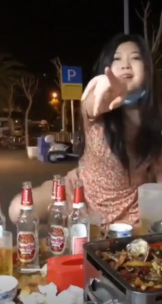 喝醉酒的女人她的温柔阳光可爱的一面全都没了.