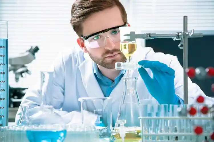 在实验室工作的科学家