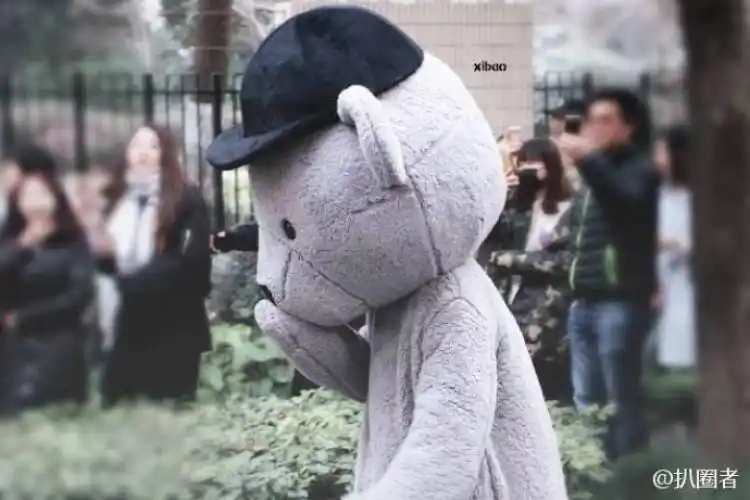 易烊千玺扮成熊录节目,不是被卡在车门上就是被粉丝骗