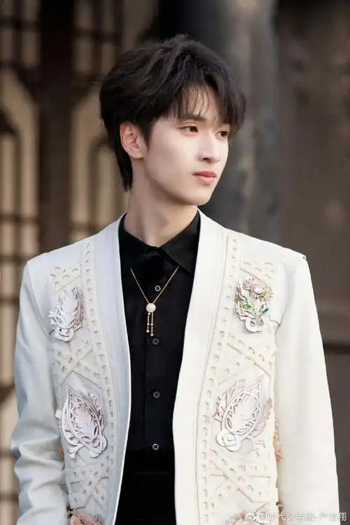 《极限挑战》新剧照有,白色西装 撑伞,期待严浩翔大帅哥精彩表现