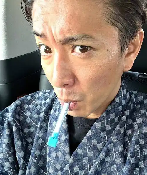 原创48岁木村拓哉怼脸拍皱纹深,穿浴衣发根花白显苍老,颜值飘忽不定