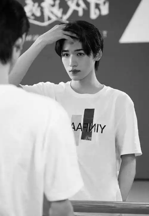 宋亚轩黑白大片来袭,精致下颚线魅力满满,五官优越超帅气_白色_脸部