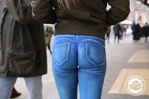 英女模光屁股逛街,没几个看出来.