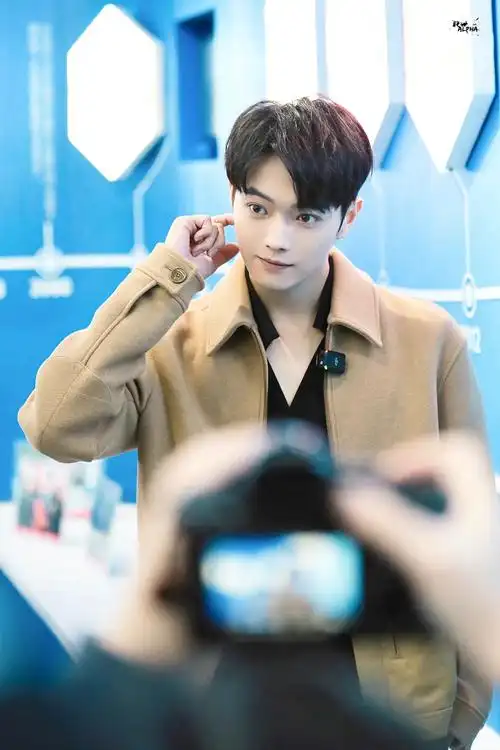 许凯|本子|速递_新浪新闻