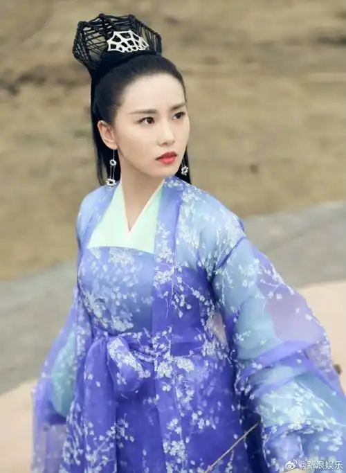 旧爱浪#2017年《醉玲珑》,刘诗诗饰演凤卿尘,巫族圣巫女,掌管圣物九