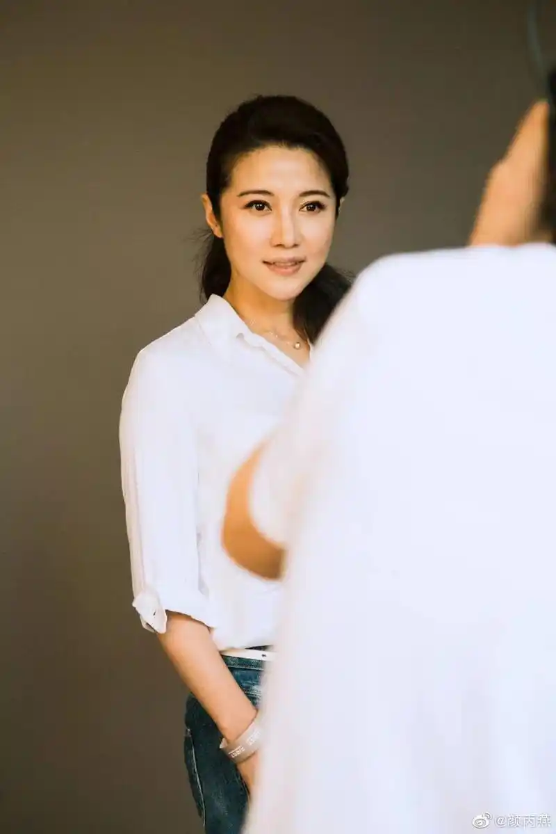 颜丙燕因为不合时宜所以万箭穿心