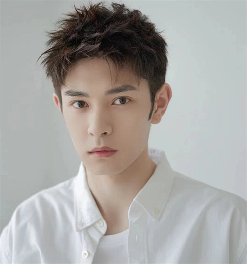 偏分纹理烫发型,经典流行的刘海短发,露额的刘海修颜的同时又增添男人