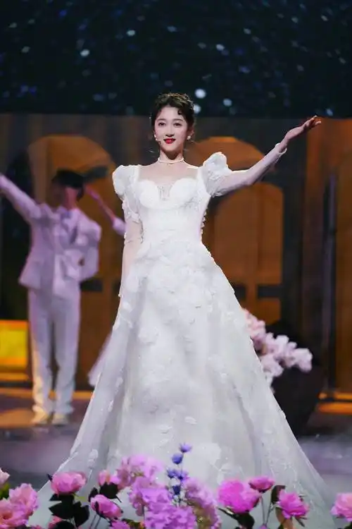 关晓彤穿白婚纱再现经典造型 典雅柔美气质脱俗-搜狐大视野-搜狐新闻