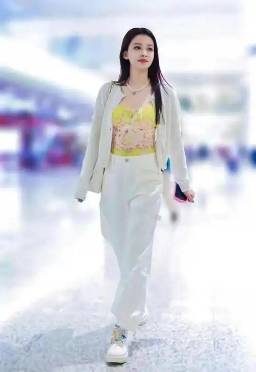 孙怡一家三口逛街背万元包胳膊和5岁女儿一样细董子健像助理