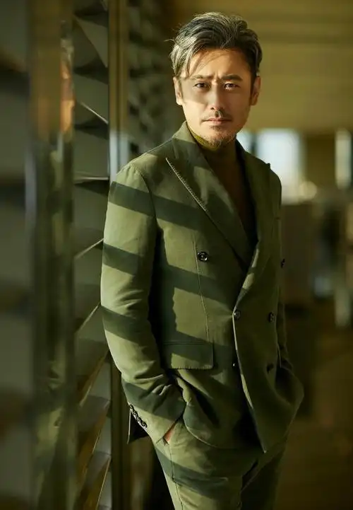 31日,有狗仔曝出一消息,瞬间引起热议,称一位二字女明星与50多岁大叔