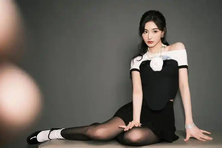 孔雪儿穿黑裙黑丝看世界杯,风情万种,妩媚撩人._高跟鞋_明星_星光