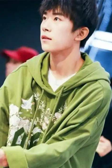 易烊千玺同款衣服原宿bf黄子韬卫衣女刺绣戚薇潮情侣装外套男女