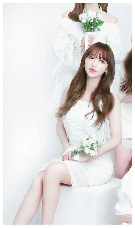 原创21岁程潇高调现身机场扎染涂鸦穿搭满是少女心网友被圈粉了