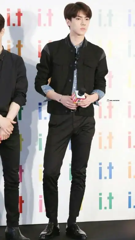 那些吴世勋惊艳到你的全身照,这大长腿也太瞩目了