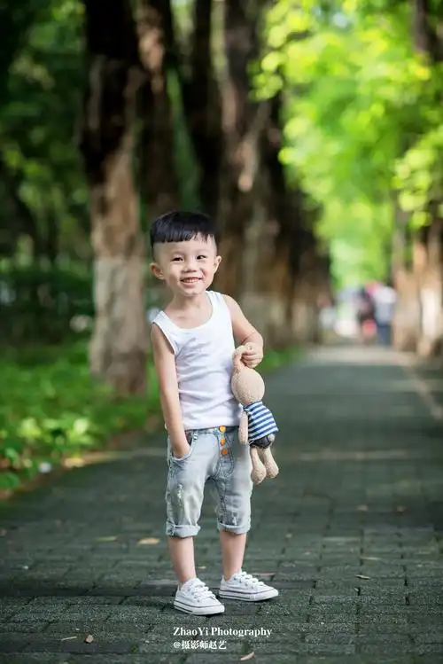 标题:那穿着白色小t恤的小男孩.