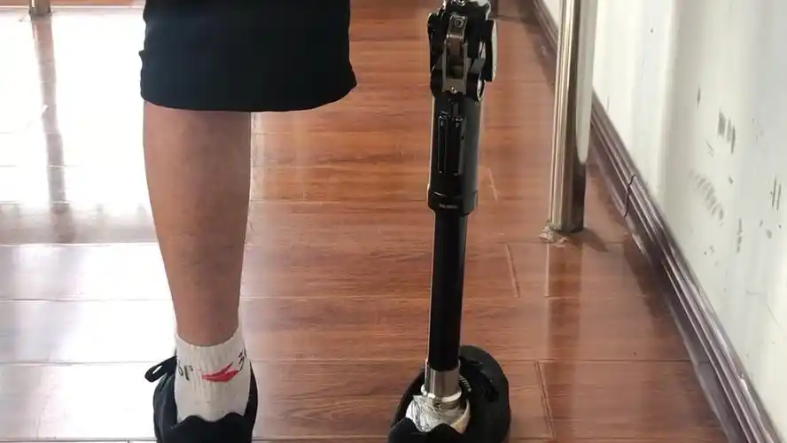 大腿假肢行走