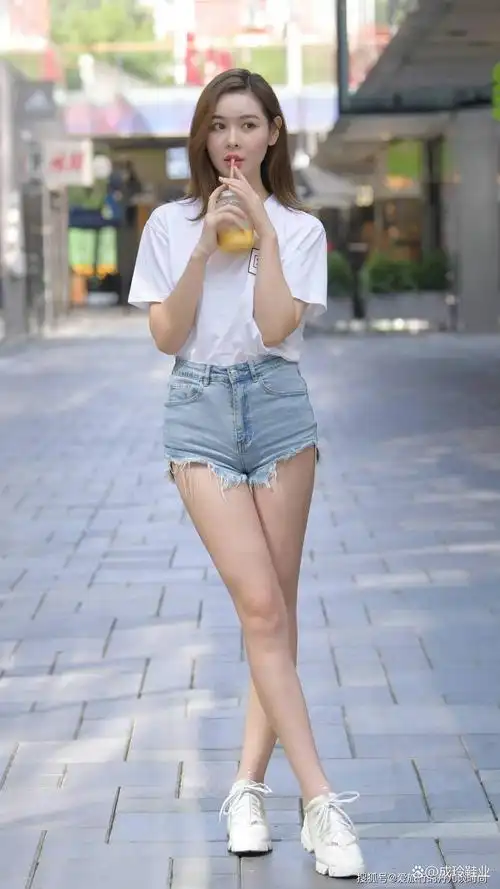惊艳!超短牛仔裤配小白鞋,美出新高度