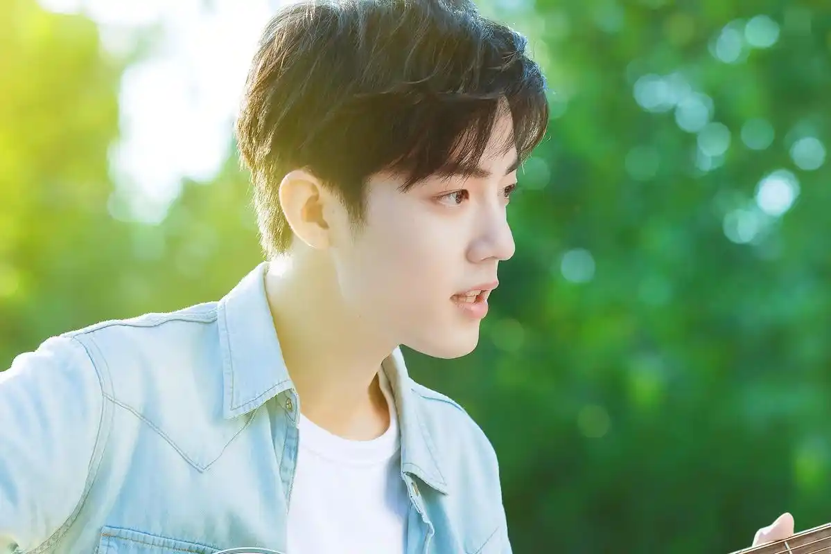 肖战:稳定情绪,非凡毅力 肖战以其稳定的情绪和非凡的毅力,成为了备受