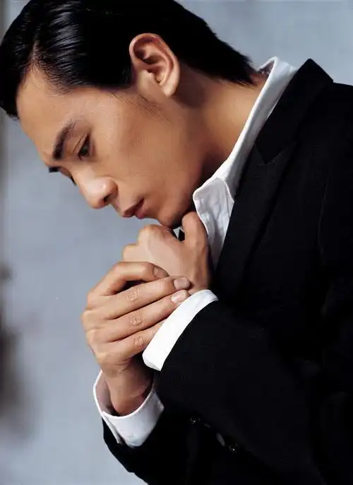 刘烨献唱金鸡百花节 变身《硬汉》成焦点(图)