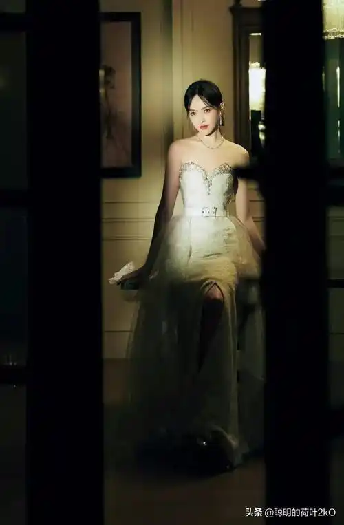 唐嫣白色闪光蕾丝裙勾勒曼妙身姿纯洁而高雅