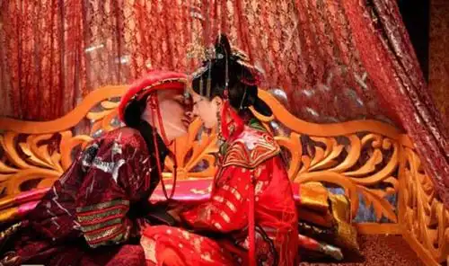 2011年荧屏情侣冯绍峰杨幂最萌亲密瞬间