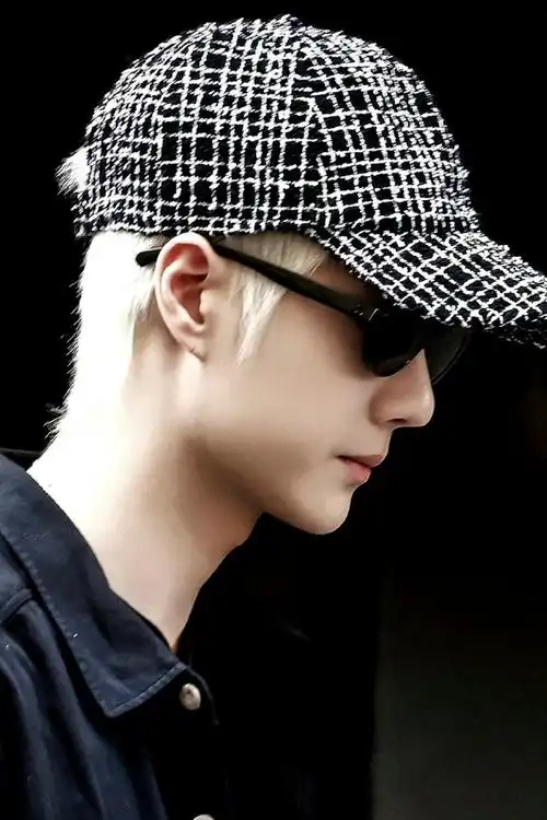 王一博时装周金发#九敏98金发 墨镜9815!这造型谁看了不迷糊!