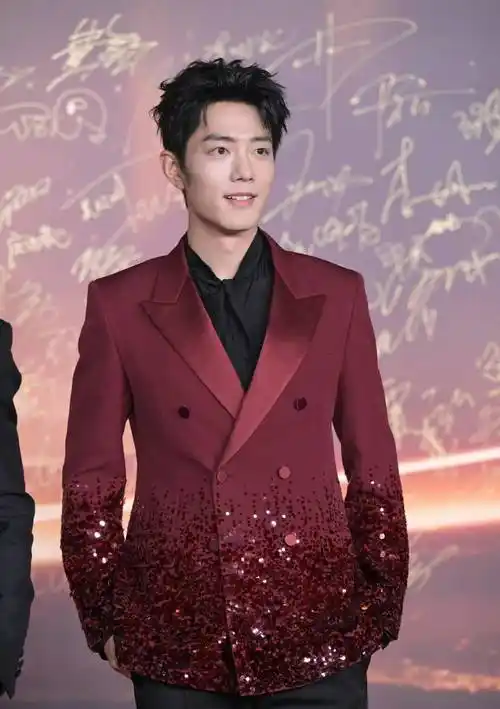 2025微博之夜:李现杨紫牵手走红毯,肖战黄晓明热聊心情极佳