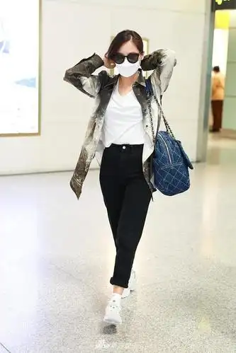 组图:辛芷蕾穿渐变外套阳光清新 边走边理头发动作潇洒有型