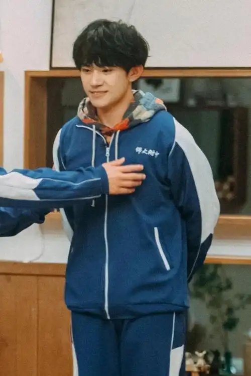 师大附中学生易烊千玺前来报到