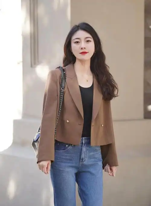 果然,有品位的女人都在穿"西服和针织衫",女明星陈瑶也不例外