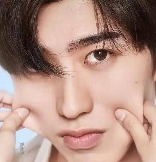 蔡徐坤被当众捏脸,下巴突然"变形",后期p图都不知从何下手_时候_因为