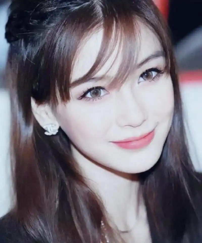 我真没想到年轻时的杨颖会如此美丽,这也难怪黄晓明会为她倾倒.