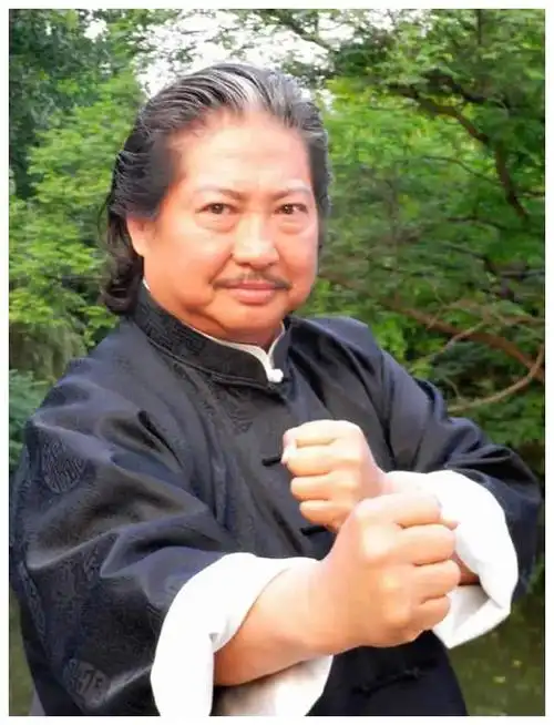 68岁巨星洪金宝暴瘦后首露面脸颊凹陷难辨认坦言健康出了问题