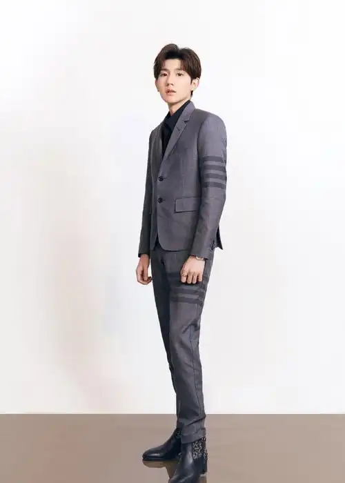 王源身着灰色西装出发华表奖,有点小帅哦