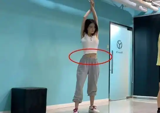 徐璐练出"马甲线",背心配运动裤跳舞清爽十足,腰比老师细一圈_空闲