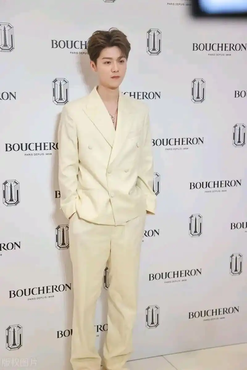 鹿晗穿白色的西装确实是太帅气了,看上去像个迷人的白马王子,他的身材