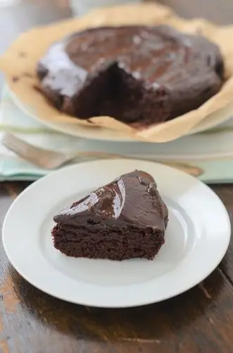 the best paleo chocolate cake that is insanely easy!