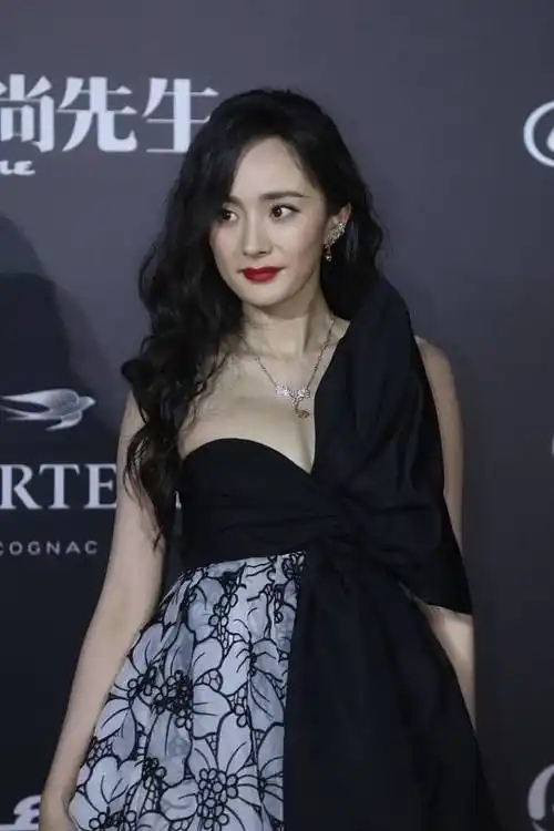 真羡慕杨幂的"肉感"身材,穿抹胸礼裙恰到好处,看着真撩人_时尚_美感