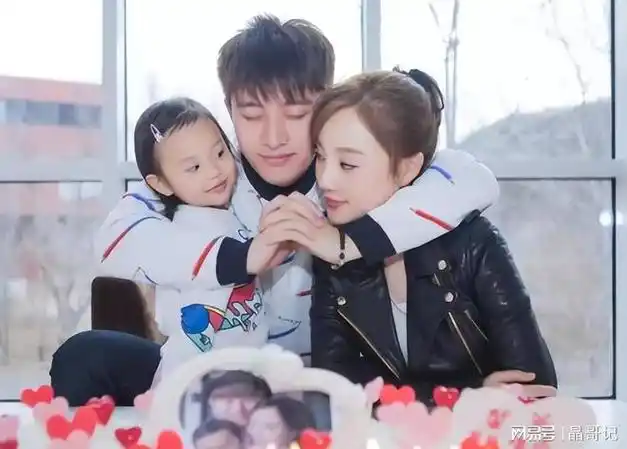 甜馨11岁生日李小路贾乃亮离婚后首晒全家福罕见合体却无交流